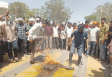 کسانوں کے مسائل پر شدید احتجاج: غیرت گنج میں چکہ جام، مرکزی وزیر زراعت اور وزیر اعلیٰ کا پتلا نذرِ آتش، ایس ڈی ایم کو یادداشت پیش