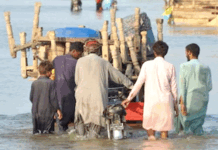 بہہ گئے گھر، فصلیں اور مویشی قرض میں ڈوبے پاکستان کے پاس سیلاب سے نمٹنے کے لیے پیسے نہیں