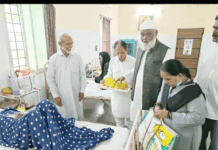 بارہ ربیع الاول کے موقع پر مسلم وکاس پریشد نے مریضوں میں پھل تقسیم کیے