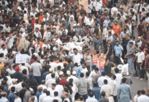 رہائشی علاقوں میں دکانوں کی سیلنگ کے خلاف تاجروں کا زبردست احتجاج، پولیس سے جھڑپ