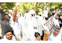 ’زندہ بھوتوں‘ کا احتجاج یوتھ کانگریس کا چیف الیکشن کمشنر گیانیش کمار سے استعفے کا مطالبہ